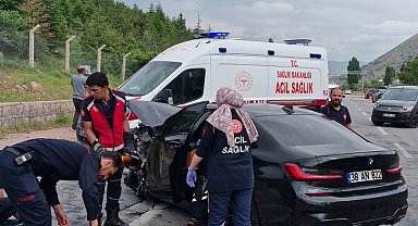 Kayseri'de iki otomobil çarpıştı: 2 ölü, 1 yaralı