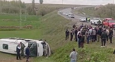 Kayseri'de öğrencileri taşıyan minibüs devrildi; 16 yaralı