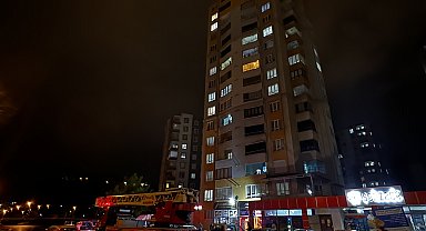 Kayseri'de sağanak; binanın çatısına yıldırım düştü, araçlar zarar gördü