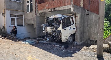 Kaza sonrası geriye doğru hareket eden kamyonet, evin garajına daldı: 2 yaralı