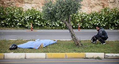 Kazada ölen arkadaşının cansız bedeninin başından ayrılmadı