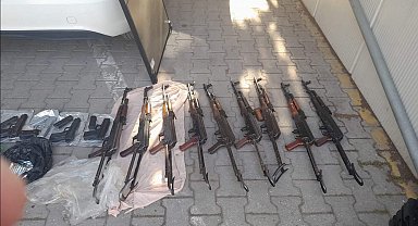 Kiralık araçta silahla yakalanan polisin de aralarında olduğu 3 şüpheli tutuklandı
