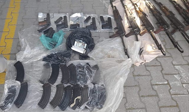 Kiralık otomobilden Kalaşnikof tüfekler çıktı; şüpheli polis gözaltında