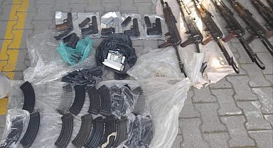 Kiralık otomobilden Kalaşnikof tüfekler çıktı; şüpheli polis gözaltında