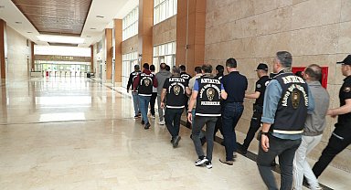 Kiralık şirket araçlarını sahte sözleşmeyle satıp, 120 milyon lira dolandırdılar; 4 tutuklama