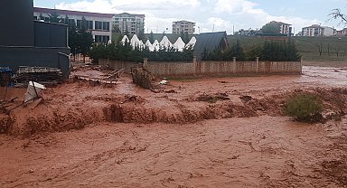 Kırıkkale'de sağanak taşkınlara neden oldu; evleri su bastı, vatandaşlar mahsur kaldı