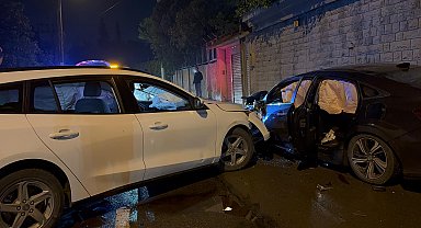 Kocaeli'de iki otomobil çarpıştı: 6 yaralı