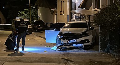 Kocaeli'de otomobille seyir halindeyken silahlı saldırıya uğrayan sürücü yaralandı