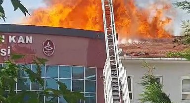 Kocaeli'de, tadilat sırasında okulun çatısında çıkan yangın söndürüldü