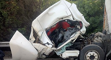 Kocaeli'de TIR kazası; şoför öldü