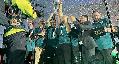 Kocaelispor şampiyonluk kupasını kaldırdı