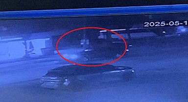 Kontrolden çıkan otomobil refüjdeki aydınlatma direğine çarptı: 2 yaralı