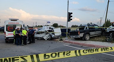 Konya'da otomobil ile kamyonet çarpıştı; karı- koca öldü, 4 yaralı