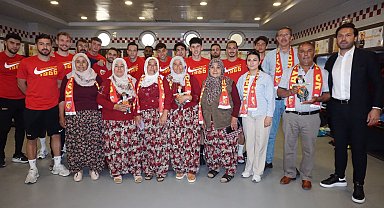 Kooperatif üyesi kadınlardan Kayserisporlu futbolculara bez bebek hediyesi