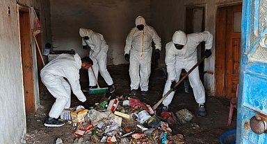 Kötü koku yayılan evden 1 kamyon dolusu çöp çıktı