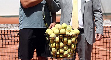 Küçük Kulüp'te teniste Azkara görevde