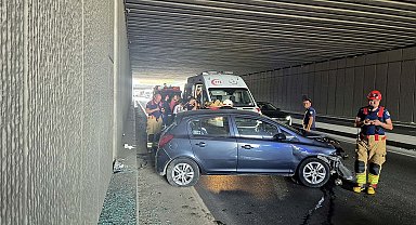 Lastiği patlayan otomobil tünel duvarına çarptı; 3'ü çocuk 5 yaralı