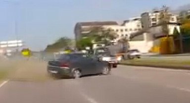 Lastiği patlayan otomobilin karşı şeride geçtiği kaza kamerada