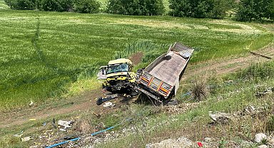 Lastiği patlayan TIR, 15 metreden tarlaya uçtu; 1'i ağır, 3 yaralı