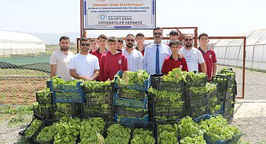 Lise öğrencileri, topladıkları ilk hasadı öğrenci yurduna bağışladı