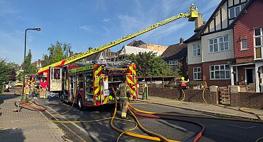 Londra'da evde çıkan yangında 3'ü çocuk, 4 kişi öldü