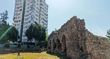 Lüks konutların arasında kalan tarihi hamam zamana direniyor