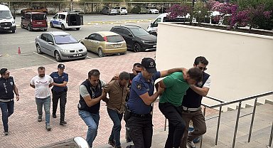 Makas atıp, kendilerini durduran polislere saldıran alkollü sürücü ve 2 arkadaşı adliyede