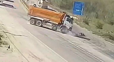 Malatya'da kamyona çarpan motosikletin sürücüsü öldü