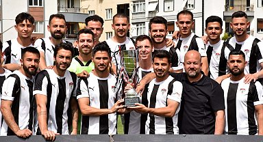 Manisaspor, şampiyonluk kupasını kaldırdı