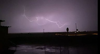 Mardin'de şimşekler geceyi aydınlattı