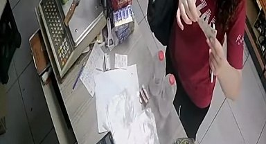 Market sahibini bulamayınca aldıklarının ücretini tezgaha bıraktı