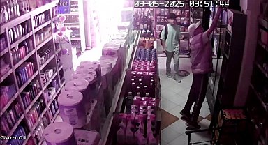 Market sahibini oyalayıp, içki çaldılar