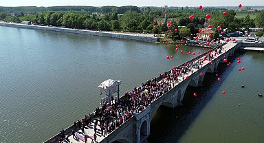 Meriç'te buluşan engelliler ve aileleri, farkındalık için gökyüzüne balon bıraktı