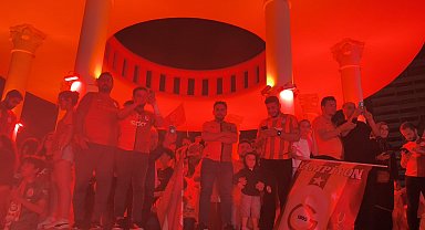 Mersin'de Galatasaray taraftarı şampiyonluk kutluyor