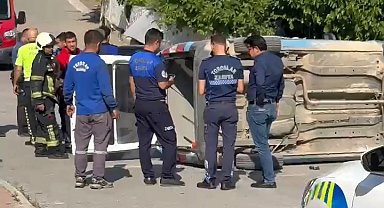 Mersin'de otomobilin çarptığı zabıta aracı devrildi: 2 yaralı