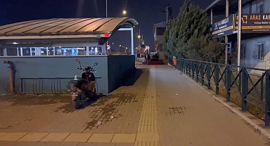 Metro istasyonunda bekleyen 3 arkadaşı bıçakladı