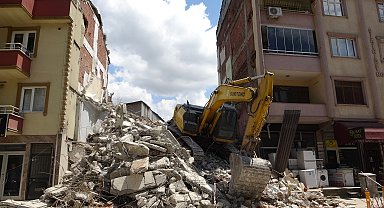 Metruk yapının yıkımı sırasında bitişikteki 3 bina hasar gördü