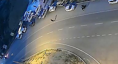 Mezarlıktaki otomobillerden hırsızlık şüphelisine suçüstü; havaya ateş açılarak yakalandı