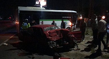 Midibüsle çarpışan otomobilin sürücüsü zabıta öldü