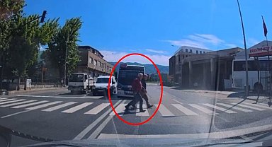 Minibüsüyle kırmızı ışıkta duran araçları geçip, yayalara rağmen yoluna devam etti