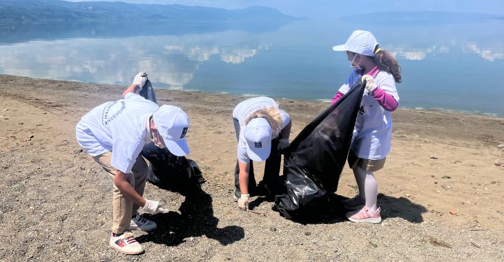 Minik gönüllülerden İznik’te sahil temizliği