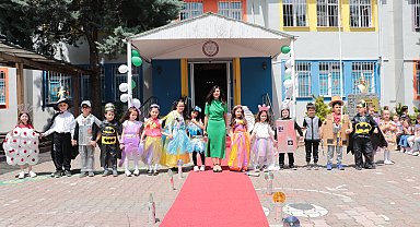 Minikler atıklardan kıyafet hazırlayıp, defile yaptı