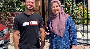 Moldovalı turist, bulduğu telefonu sahibine teslim etti