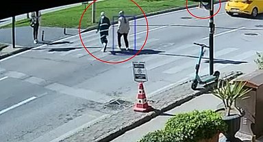 Motosikletin çarptığı yaya ağır yaralandı; kaza kamerada