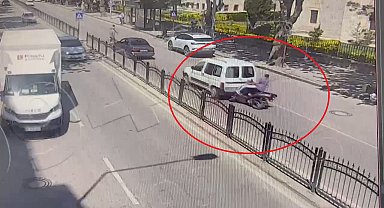 Motosikletin hafif ticari araca çarptığı kaza kamerada