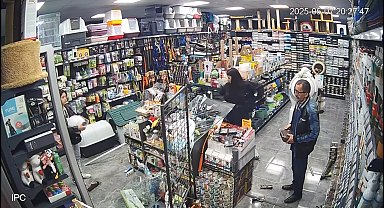 Motosikletin mağazaya girdiği kaza kamerada