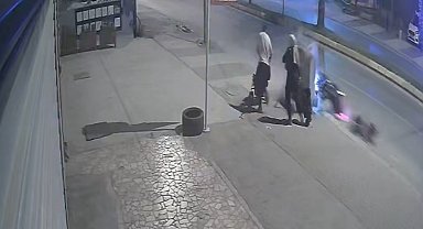 Motosikletiyle kaldırımdaki panoya çarpıp yaralandı