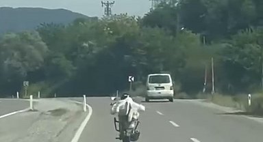 Motosikletlinin tehlikeli sürüşü kamerada