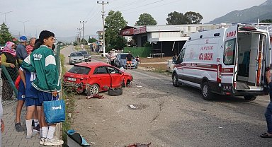 Muğla'da iki otomobilin çarptığı kaza kamerada: 6 yaralı