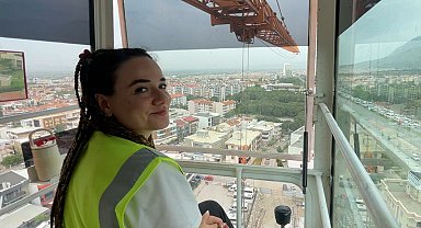 Neslihan, harita mühendisiyken merak sardığı kule vinç operatörlüğünü yapıyor